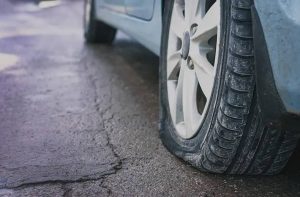 چرا کم کردن باد لاستیک گرم خودرو خطرناک است؟